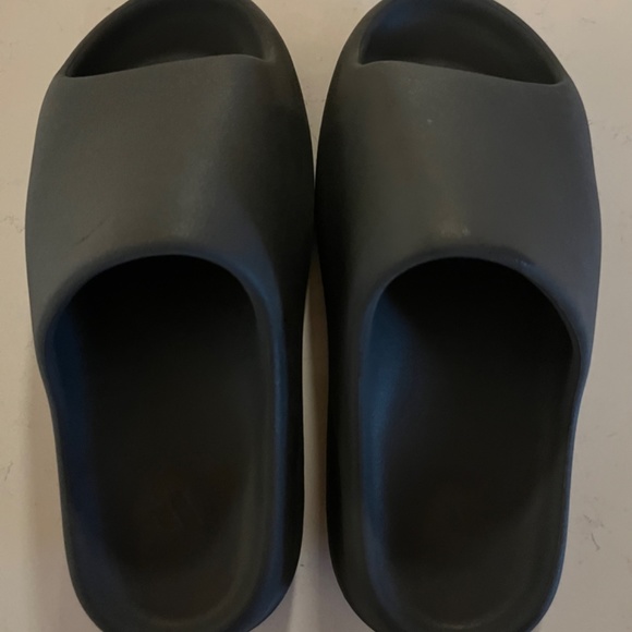 Men’s Yeezy Slides size 9 - Picture 4 of 7